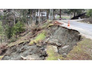 Osmaniye’de yoğun yağmur sonrası yol çöktü