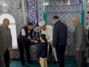 Anamur’da bayram namazı sonrası çocuklara harçlık dağıtıldı