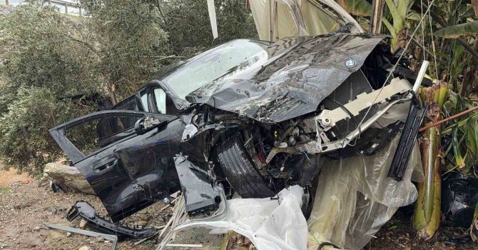 Lüks otomobil seraya daldı aynı noktada 3 günde ikinci kaza: 4 yaralı