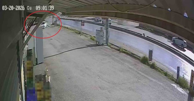 Akıl almaz kaza: Otomobil prefabrik iş yerlerinin içinden geçti