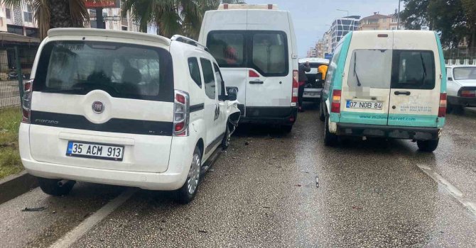 Antalya’da 4 araçlı zincirleme kaza: Araçta sıkışan yolcu itfaiye ekiplerince çıkartıldı
