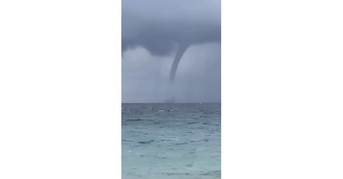 Antalya’da korkutan hortum karaya ulaşmadan kayboldu