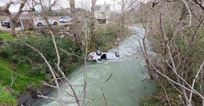 Dereye uçan otomobil suyla doldu, boğulma tehlikesi geçiren sürücüyü vatandaşlar kurtardı