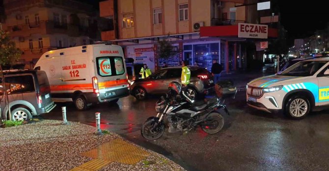 Otomobil ile motosikletin çarpışma anı kamerada: 1 yaralı