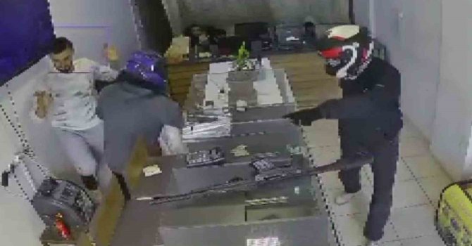 Kasklı hırsızlar tarafından 20 yıllık emeği olan 22 milyon TL’lik altını 3 dakikada çalınan kuyumcu, altınlarını teslim alıp ülkesine döndü