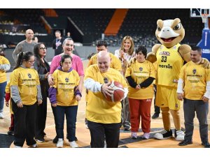 Down sendromlu çocuklar Mersin Spor Kulübü ile aynı sahada buluştu