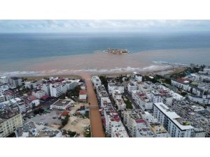 Akdeniz’e akan sel suları Kızkalesi çevresini kahverengiye bürüdü