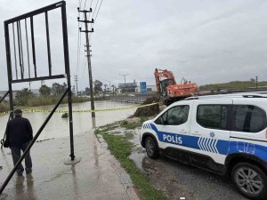 Berdan Irmağı’nda alarm, su seviyesi köprüye dayandı