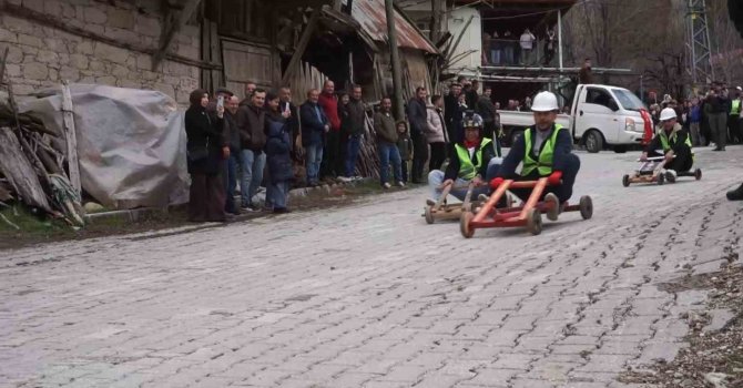 Fren yok, heyecan çok, geleneksel tahta araba yarışı bu yılda nefesleri kesti