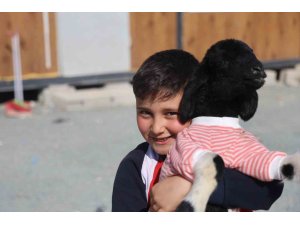 Annesi doğumda telef olan ’Boncuk’ kuzu, elbisesi ve biberonuyla ilgi odağı oldu