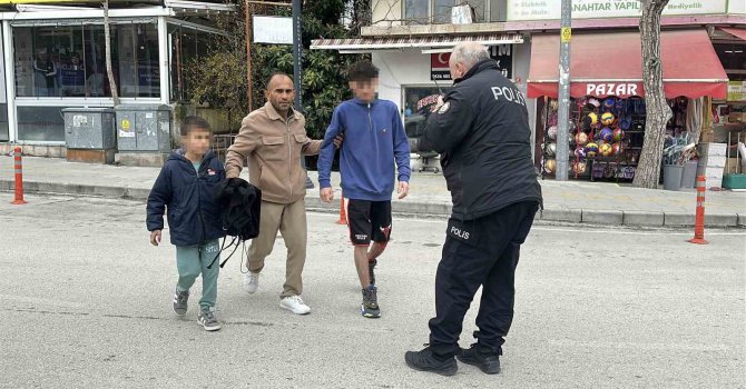 Burdur’da 2 genç tanımadığı bir kişi tarafından bıçaklandı