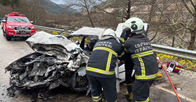 Isparta-Antalya kara yolunda feci kaza: 2 ölü, 4 yaralı