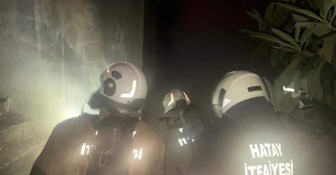 Antakya’da binanın bodrum katında yangın