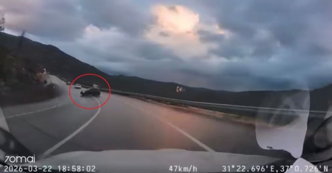 Kayganlaşan yolda kontrolden çıktı, faciadan dönülen o anlar araç kamerasına yansıdı