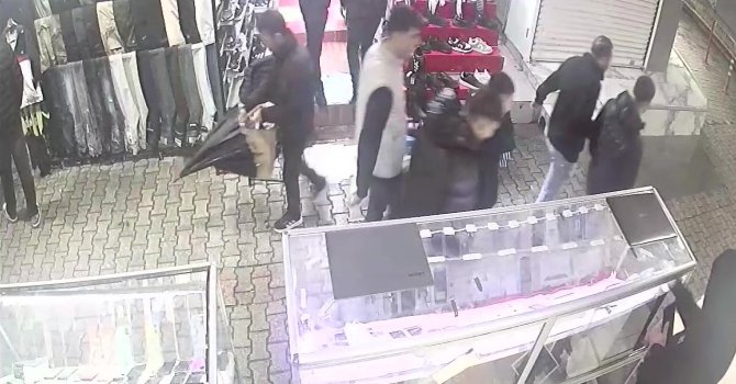 Fiyat sorma bahanesiyle girdi cep telefonu çaldı: "Hoşuma gitti" savunması yaptı