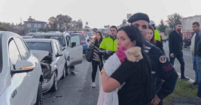 Kırmızı ışıkta bekleyen araçlara çarpıp olay yerinden ayrıldı: 4 yaralı