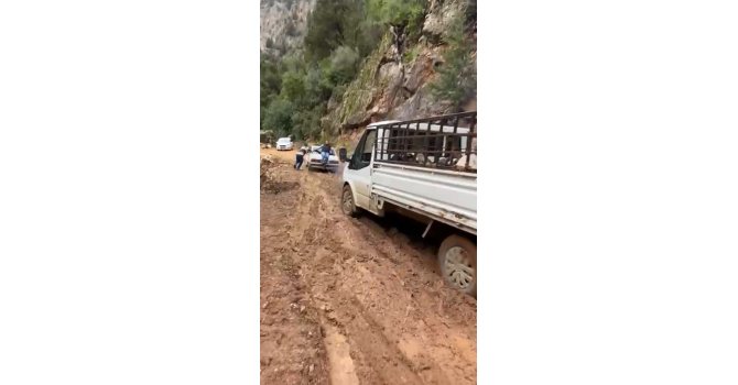 Heyelan sonrası yol çamura bulandı, offroad yarışlarını aratmayan görüntüler ortaya çıktı