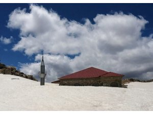 Toroslar’ın zirvesinde 741 yıllık cami kar altında kaldı