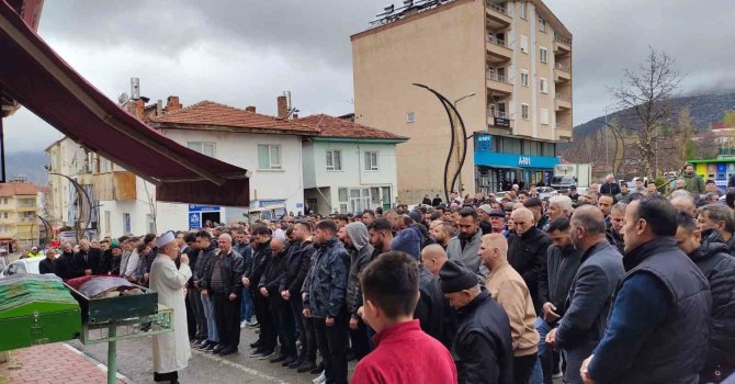 Kazada hayatını kaybeden nişanlı çift yan yana toprağa verildi