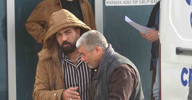 Babanın en ağır yükü: Kızı ve 5 torununun cenazesini gözyaşlarıyla teslim aldı