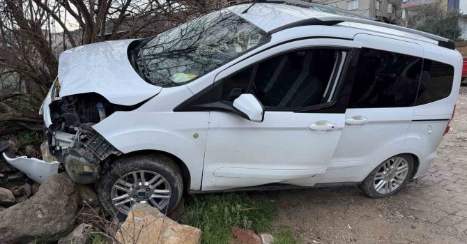 Freni boşalan hafif ticari araç ağaca çarptı: 1 yaralı