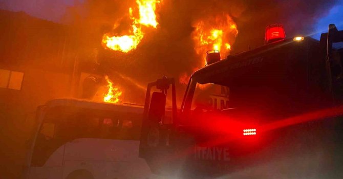 Antalya’da inşaat malzemeleri deposunda yangın