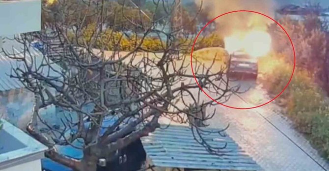 Park halindeki otomobili benzin döküp kundaklamak isterken kendini yaktı