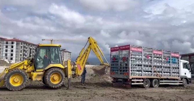 Çamura saplanan tüp yüklü kamyon kepçeyle kurtarıldı