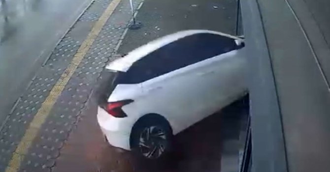 Otomobil iş yerinin vitrininden içeri girdi