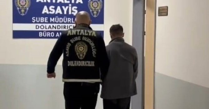 Kendisini MİT görevlisi olarak tanıtıp vatandaşı dolandıran şüpheli suçüstü yakalandı