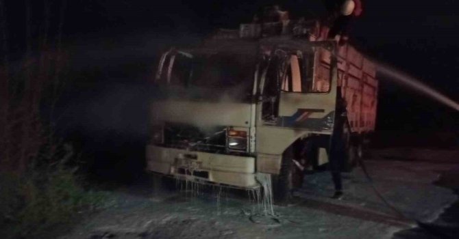 Kamyon alevlere teslim oldu