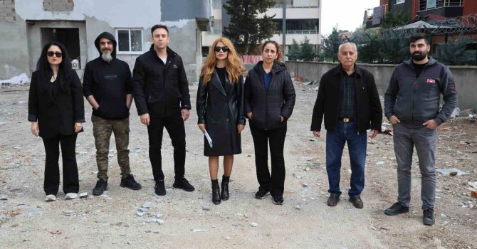 Aldıkları daireler yıllardır bitmeyen mağdurlar inşaat önünde eylem yaptı