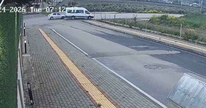 Osmaniye’de alt geçitte kaza kamerada: Otomobil ile minibüs çarpıştı
