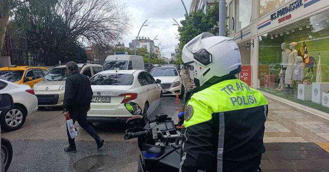 Ceza yazılacağını bile bile yasaklı alanlara park ediyorlar