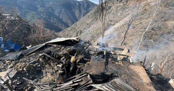 Feke’de müstakil ev yangında kullanılamaz hale geldi