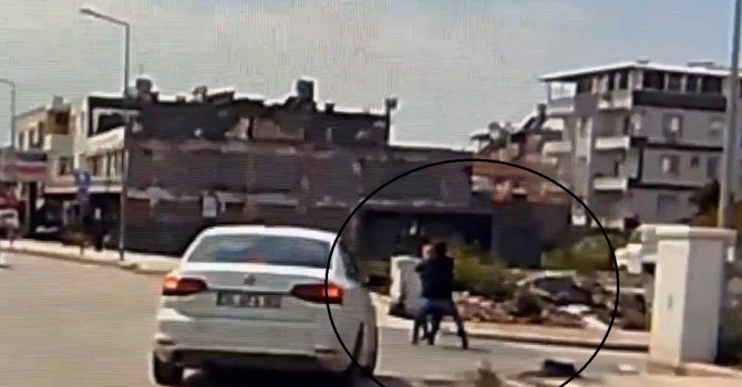 Kaldırımda yürüyen kadının boynundaki kolyeyi çalarak kaçtı