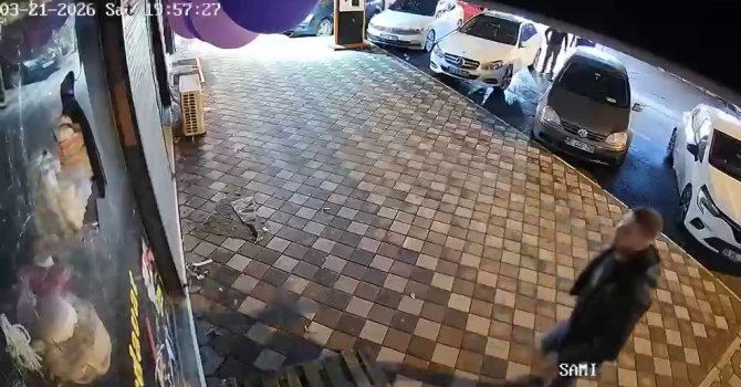 Kırılan bardak tartışmasında "Beni müşterilerin yanında rezil ediyorsun, ben yapacağımı biliyorum" diyen kadının kocası, iş yerinin camına kaldırım taşı fırlattı