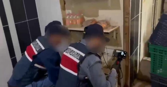 Dekoratif rafın arkasındaki gizli depoda 558 litre sahte içki ele geçirildi