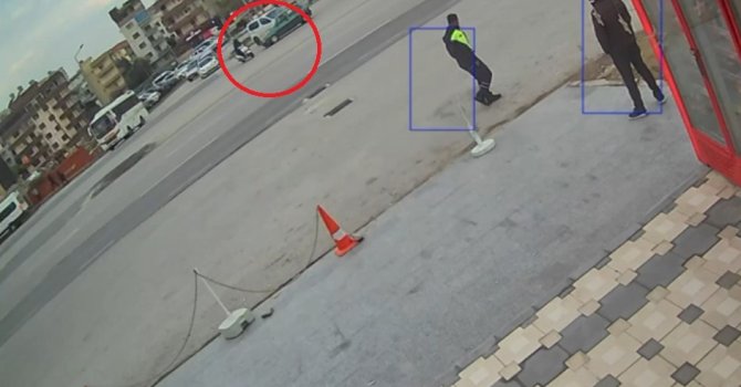 Otomobille çarpışan motosikletli havada takla attı