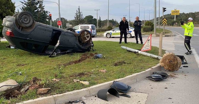 Otomobil 2 direk devirip ters döndü, araçtakiler yara almadan kurtuldu