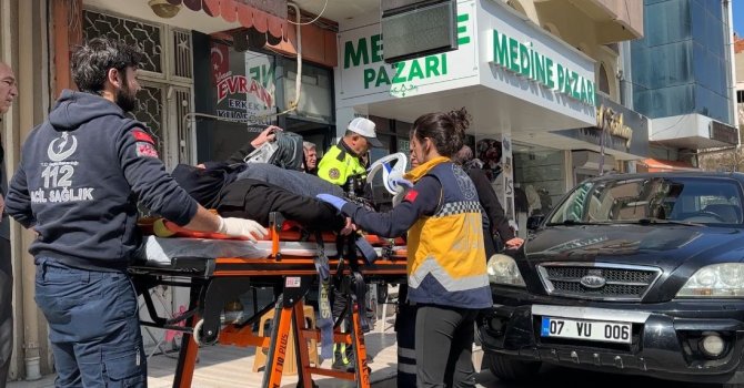 Geri manevra sırasında kaldırımda oturan yaşlı kadına çarpan sürücüye ’neden çarptın’ sitemi