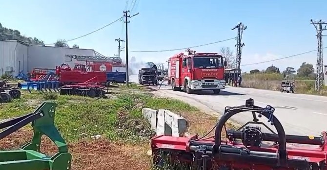 Karton yüklü kamyonet seyir halindeyken yandı