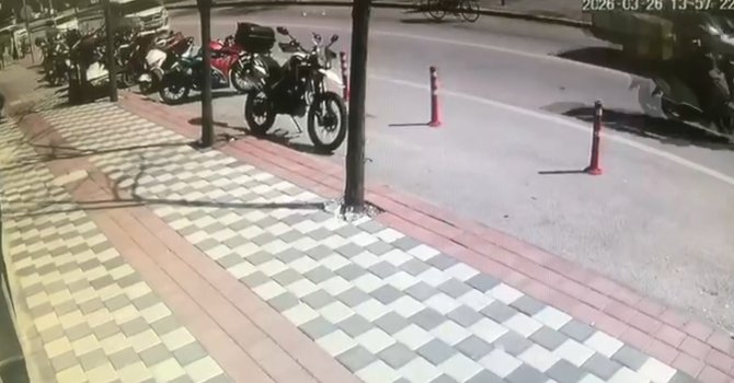 Bisikletli vatandaşın cebinden paralar yola saçıldı, duyarlı esnaf toplayıp sahibini beklemeye başladı