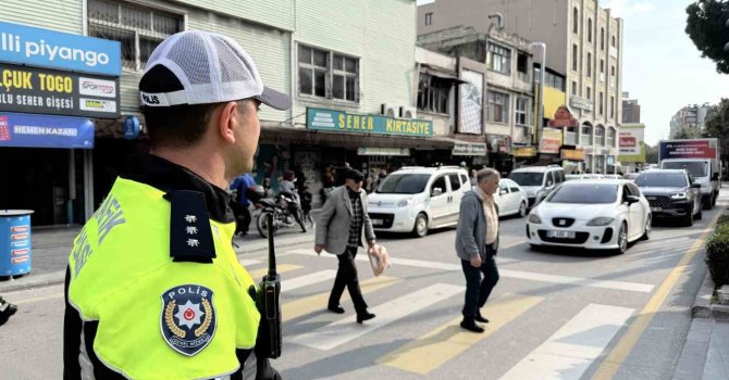 Yayalara yol vermeyen sürücülere ceza kesildi