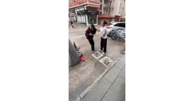 Ortaokul öğrencisi akranını saçından tutup yere yatırdı, kafasına ayağıyla bastı