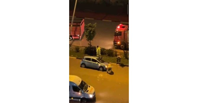 Hatay’da aşırı yağışların etkisiyle, göle dönen yollarda araçlar mahsur kaldı