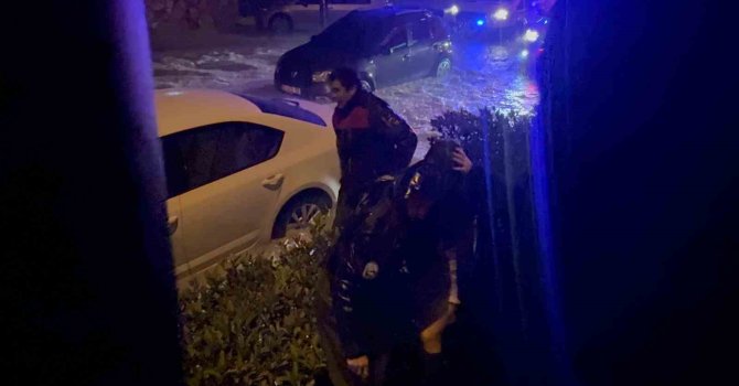 Şiddetli yağış sele döndü, araçlarında mahsur kalan vatandaşları itfaiye kurtardı