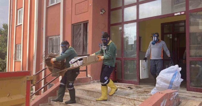 Ekipler gaz maskesiyle girdi iki günde temizledi: Evden 7 kamyonet çöp çıktı