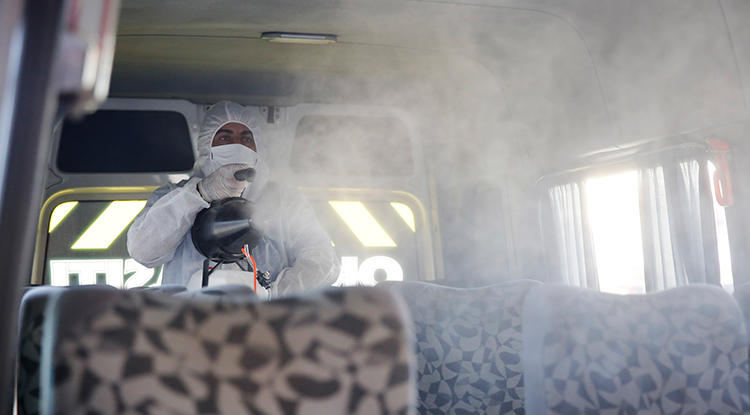 Büyükşehir okul servis araçlarını dezenfekte etti