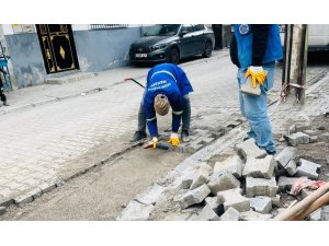 Akdeniz’de yol ve kaldırımlar yenileniyor